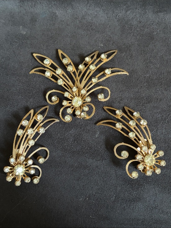 Vintage Jewelry - Vintage Gold Floral Crystal Brooch Set - Sparkling Fan Design